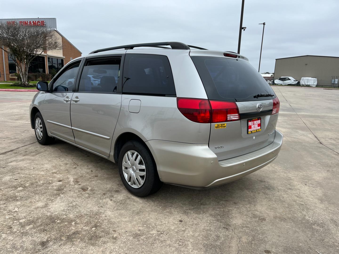 2005 SILVER /gray Toyota Sienna LE - 7 Passenger Seating (5TDZA23C75S) with an 3.3L V6 DOHC 24V engine, 5-Speed Automatic Overdrive transmission, located at 14700 Tomball Parkway 249, Houston, TX, 77086, (281) 444-2200, 29.928619, -95.504074 - Photo#4